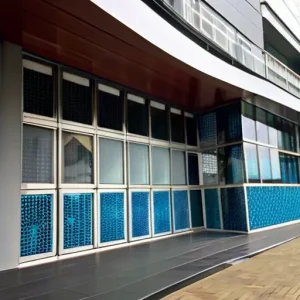 Покрытие гибкого камня на фасаде финишным гидрофобным лаком